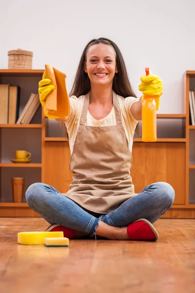 Joven Mujer Feliz Está Listo Para Limpiar Casa — Foto de Stock