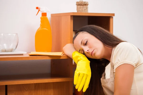 Joven Está Limpiando Los Muebles Casa Está Cansada — Foto de Stock