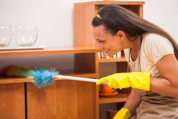 Joven Feliz Mujer Está Limpiando Los Muebles Casa — Foto de Stock