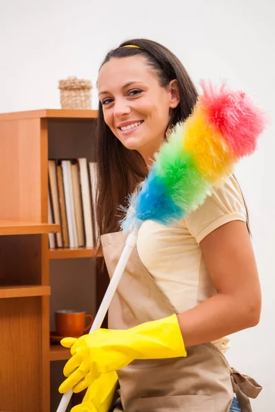 Joven Feliz Mujer Está Limpiando Los Muebles Casa — Foto de Stock