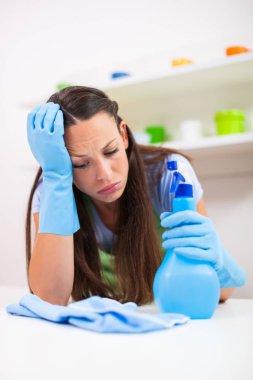 Genç kadın mutfağa temizliyor. O tembel. 