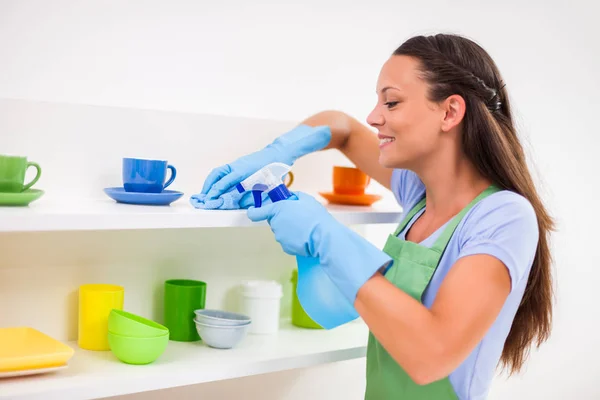 Joven Mujer Feliz Está Limpiando Cocina —  Fotos de Stock