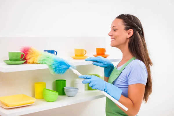 Joven Mujer Feliz Está Limpiando Cocina — Foto de Stock