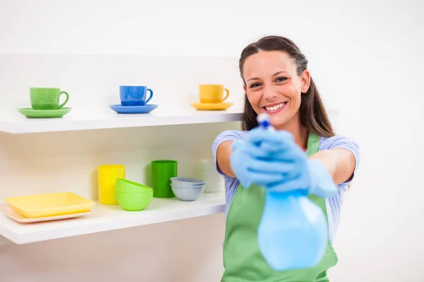 Joven Mujer Feliz Está Limpiando Cocina —  Fotos de Stock