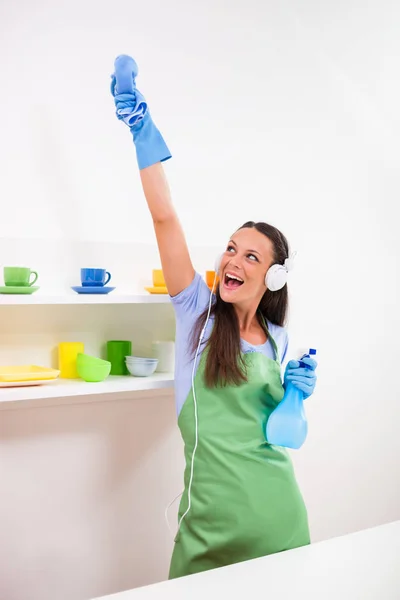 Mutlu Kadın Mutfak Temizlik — Stok fotoğraf