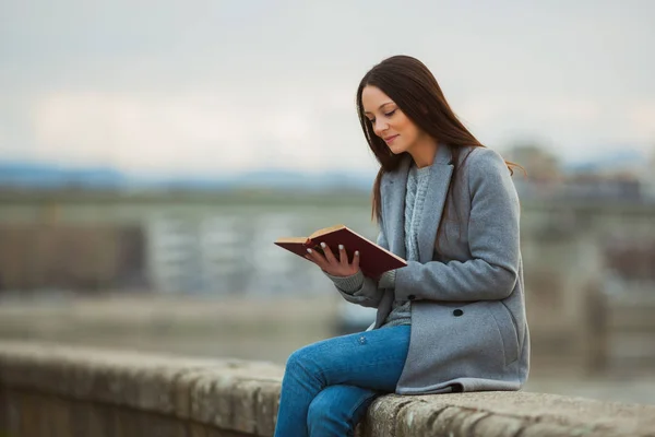 Mujer Joven Está Leyendo Libro Aire Libre Día Nublado — Foto de Stock