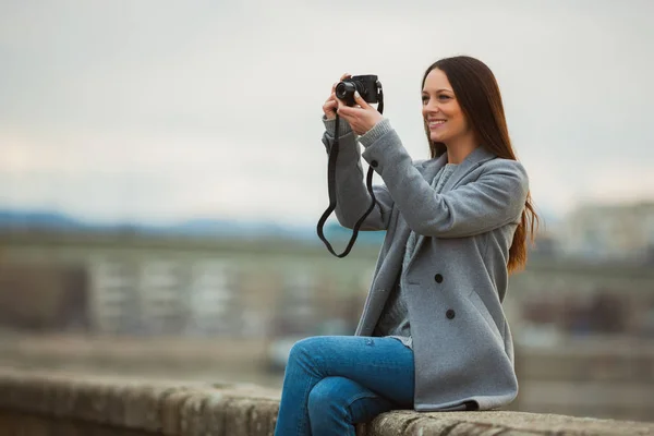 Happy Tourist Taking Photos Outdoor Cloudy Day — Stock Photo, Image