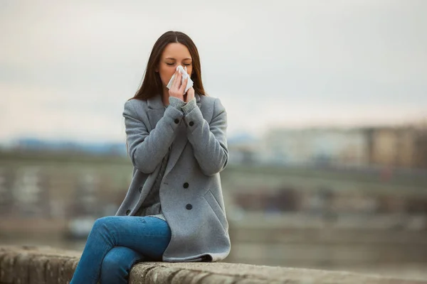 Young Woman Having Flu She Blowing Her Nose — Stock Photo, Image