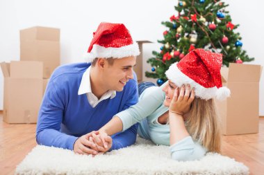 Mutlu bir çift yeni evlerinde kutlama Noel.