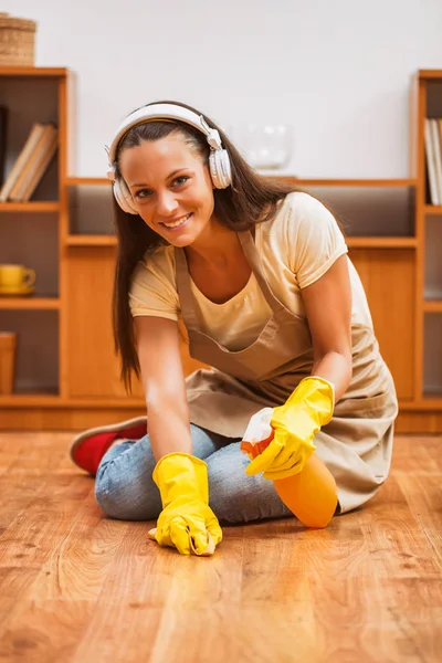 Joven Mujer Feliz Está Limpiando Casa — Foto de Stock