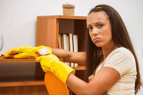 Joven Está Limpiando Los Muebles Casa Está Cansada — Foto de Stock