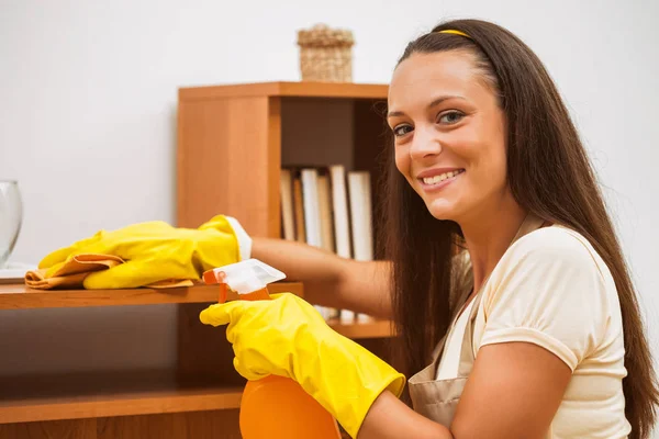 Jovem Mulher Feliz Está Limpando Mobília Casa — Fotografia de Stock