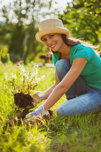 Молодая Счастливая Женщина Сажает Цветок Своем Саду — стоковое фото
