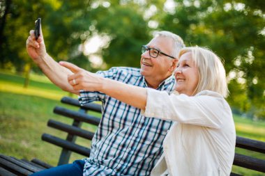 Mutlu üst düzey çift eğlence parkında yaşıyor.