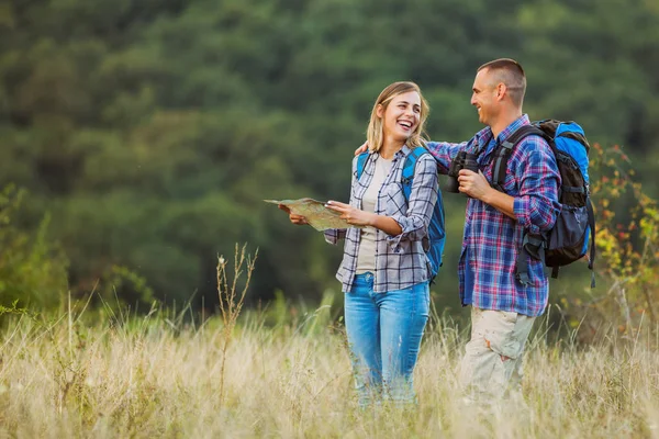 Casal Feliz Está Caminhando Montanha — Fotografia de Stock