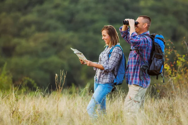 Pareja Feliz Está Excursión Montaña — Foto de Stock