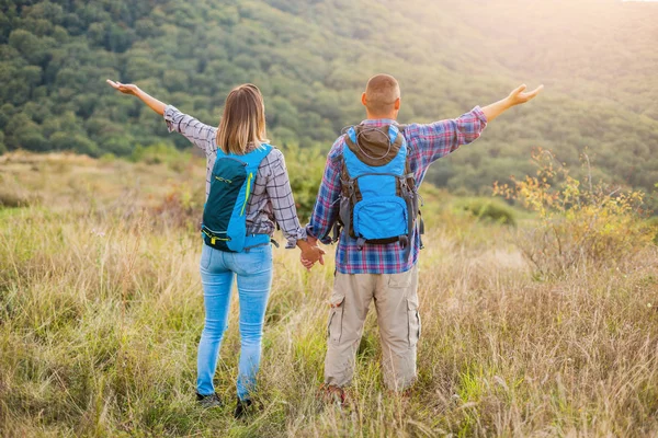 Casal Feliz Está Caminhando Montanha — Fotografia de Stock