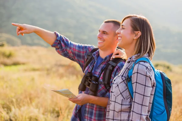 Casal Feliz Está Caminhando Montanha — Fotografia de Stock