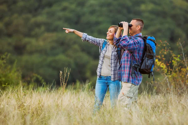 Pareja Feliz Está Excursión Montaña —  Fotos de Stock