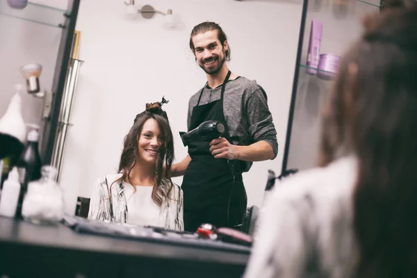 Jovem Mulher Recebendo Novo Penteado Salão Cabeleireiro Profissional — Fotografia de Stock