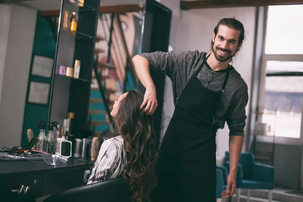 Jonge Vrouw Het Krijgen Van Nieuwe Kapsel Bij Professionele Haar — Stockfoto