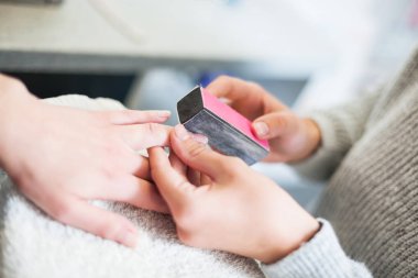 Profesyonel salon süreci manikür. Tırnak tedavi. 