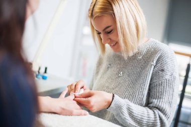 Profesyonel salon süreci manikür. Tırnak tedavi. 