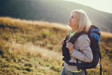 Kadın kıdemli dağda yürüyüş. Aktif emeklilik.