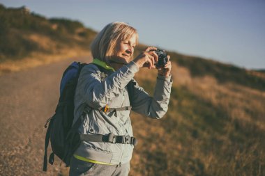 Kadın kıdemli dağda yürüyüş. Aktif emeklilik.