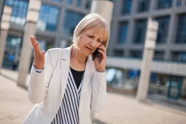 Außenporträt Einer Wütenden Geschäftsfrau Die Telefoniert — Stockfoto