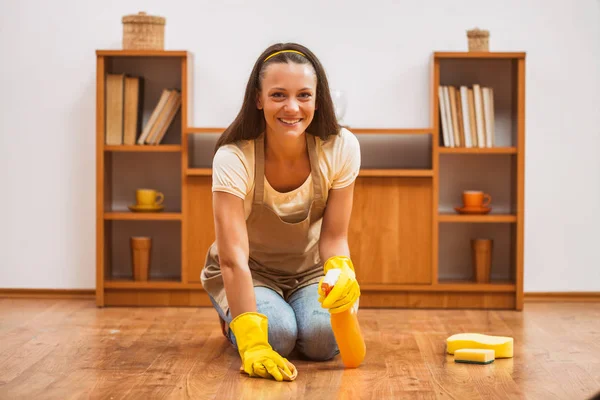 Joven Mujer Feliz Está Limpiando Casa — Foto de Stock