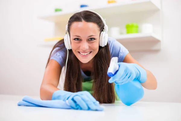 Joven Mujer Feliz Está Limpiando Cocina —  Fotos de Stock