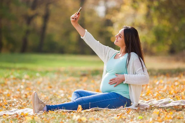 Schwangere Entspannt Sich Park Sie Macht Selfie — Stockfoto