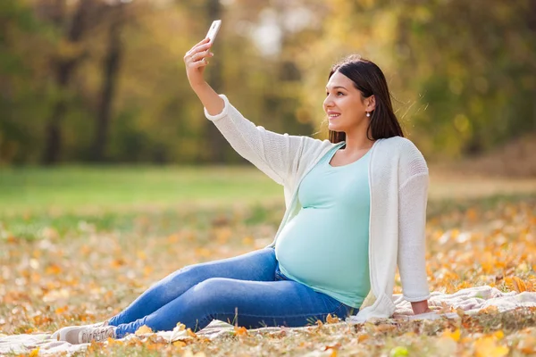 Schwangere Entspannt Sich Park Sie Macht Selfie — Stockfoto