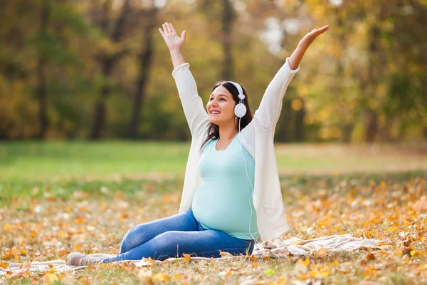 Pregnant Woman Relaxing Park She Listening Music — Stock Photo, Image
