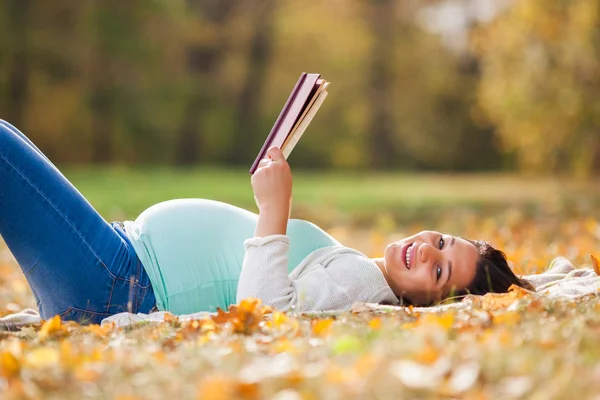 Беременная Женщина Отдыхает Парке Читает Книгу — стоковое фото