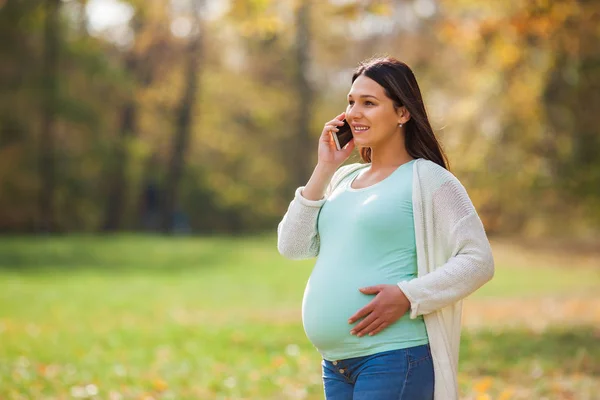 Pregnant Woman Relaxing Park She Talking Phone — Stock Photo, Image