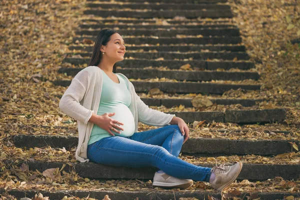 Glücklich Schwangere Frau Entspannt Sich Park — Stockfoto