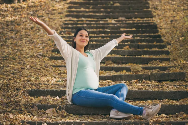 Feliz Mujer Embarazada Relajándose Parque — Foto de Stock