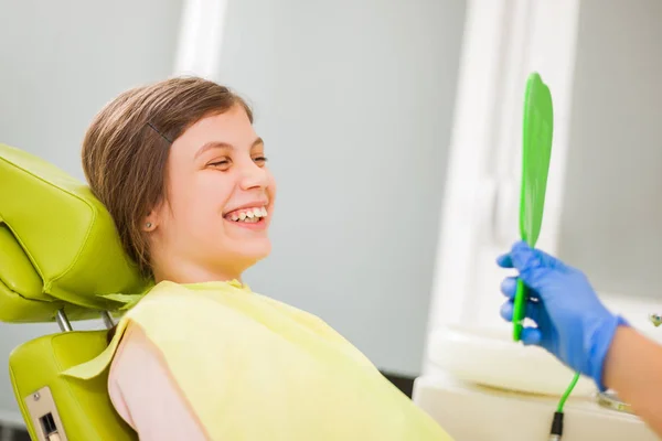 Mała Dziewczynka Patrzy Zęby Dentysty — Zdjęcie stockowe