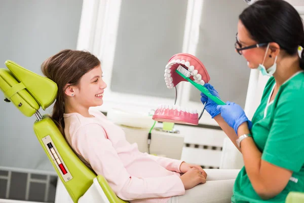 Dentysta Jest Nauczanie Dziewczynka Higiena Jamy Ustnej — Zdjęcie stockowe
