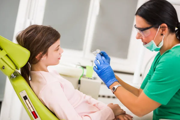 Dentysta Uczy Dziewczynkę Aparacie Zęby — Zdjęcie stockowe