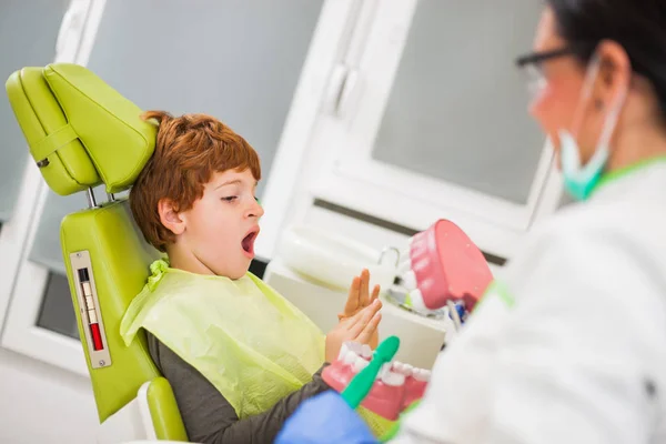 Mały Chłopiec Nie Chcesz Czyścić Zęby — Zdjęcie stockowe