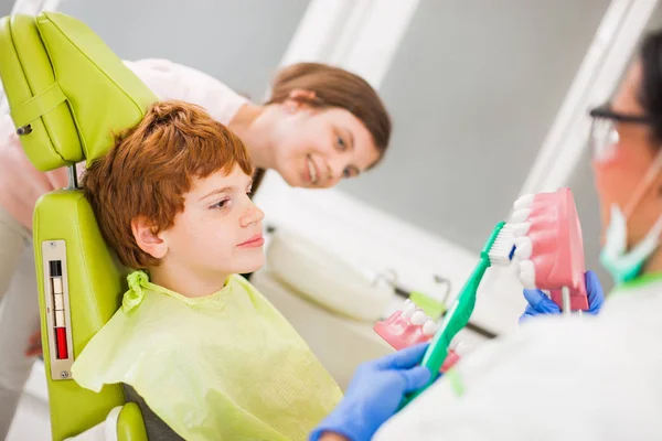 Dentista Está Enseñando Los Niños Acerca Los Aparatos Ortopédicos —  Fotos de Stock