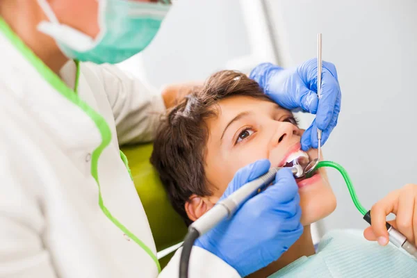 Dentysta Jest Naprawę Zębów Małego Chłopca — Zdjęcie stockowe