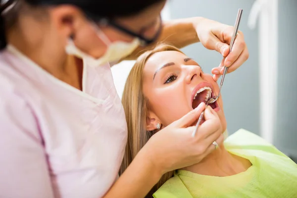 Młoda Kobieta Dentysty Dentystka Bada Zęby — Zdjęcie stockowe