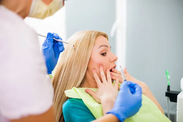 Młoda Kobieta Dentysty Boi Się — Zdjęcie stockowe