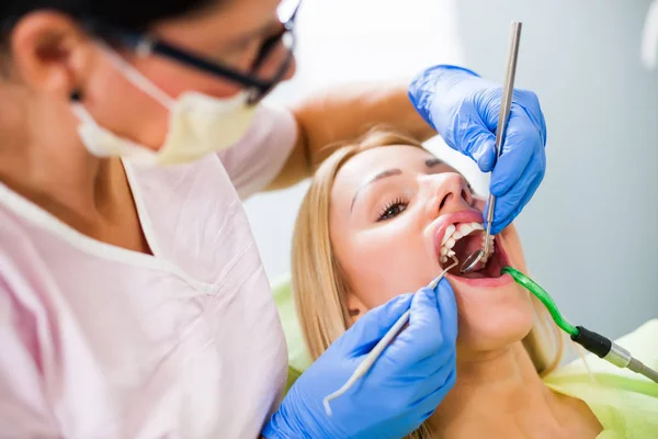 Young Woman Dentist Dentist Repairing Her Teeth — Stock Photo, Image