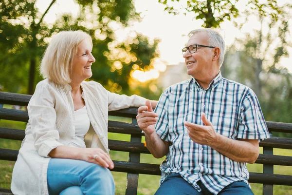 Zwei Glückliche Senioren Sitzen Park Und Unterhalten Sich — Stockfoto