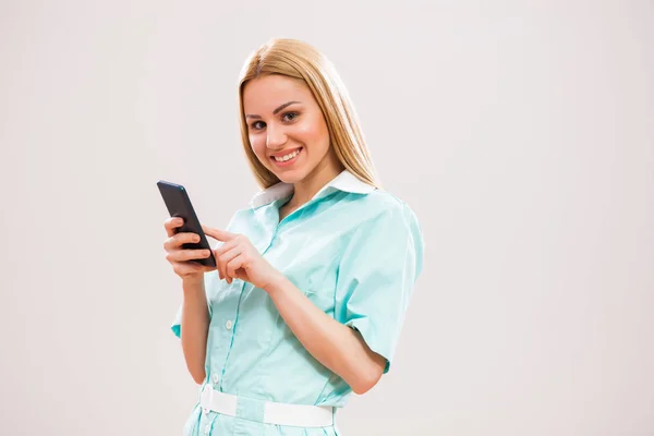 Retrato Jovem Enfermeira Que Está Usando Smartphone — Fotografia de Stock